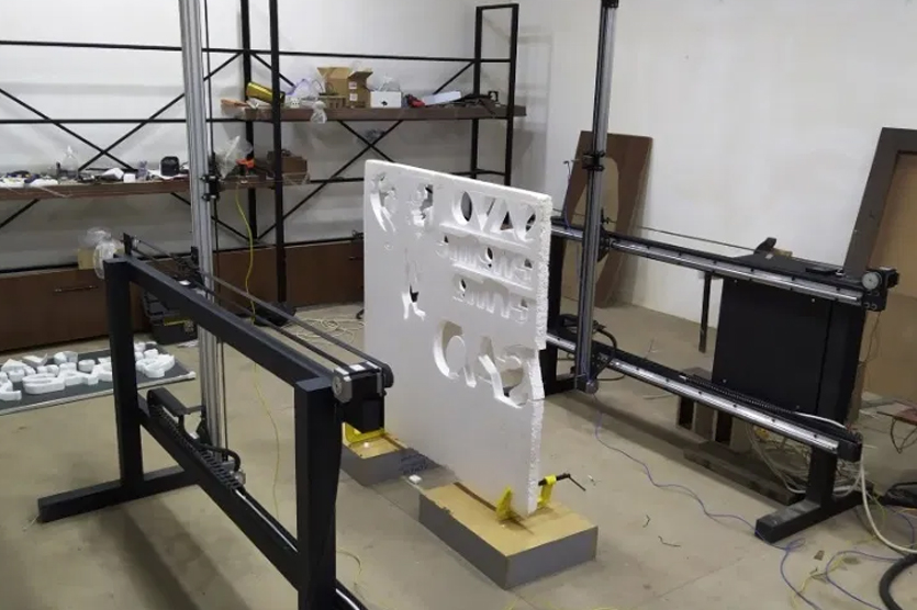 Чтобы точно вырезать буквы из пенопласта, используют терморезки и ЧПУ-аппараты. Оборудование автоматически придаст материалу любую форму по чертежу, заложенному в программу. После этого может понадобиться небольшая ручная доводка.