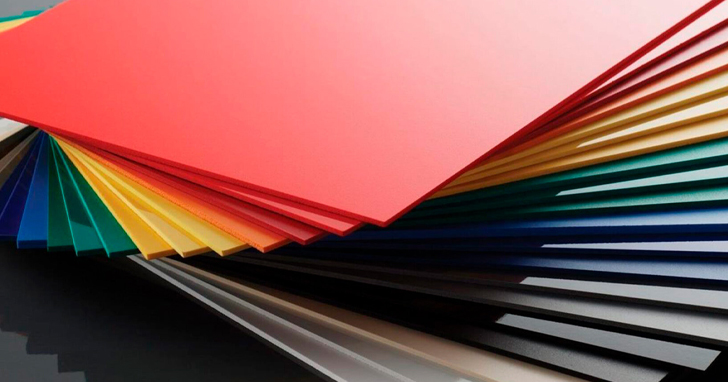 Пластик — это прочный и гибкий материал. Он проявляет умеренную устойчивость к химическим веществам, высоким и низким температурам. Благодаря небольшому весу пластиковые вывески легче монтировать. Кроме того, ПВХ доступен по цене