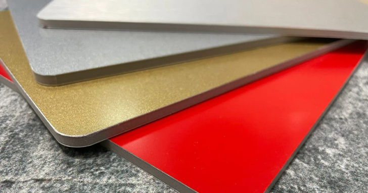 Алюминиевый композит (АКП) можно представить себе как бутерброд: два тонких слоя алюминия и между ними прослойка из полимера. Он легкий, прочный, легко режется и гнется, поэтому его часто используют для вывесок и облицовки зданий. Композит легко поддается формовке и изгибу.