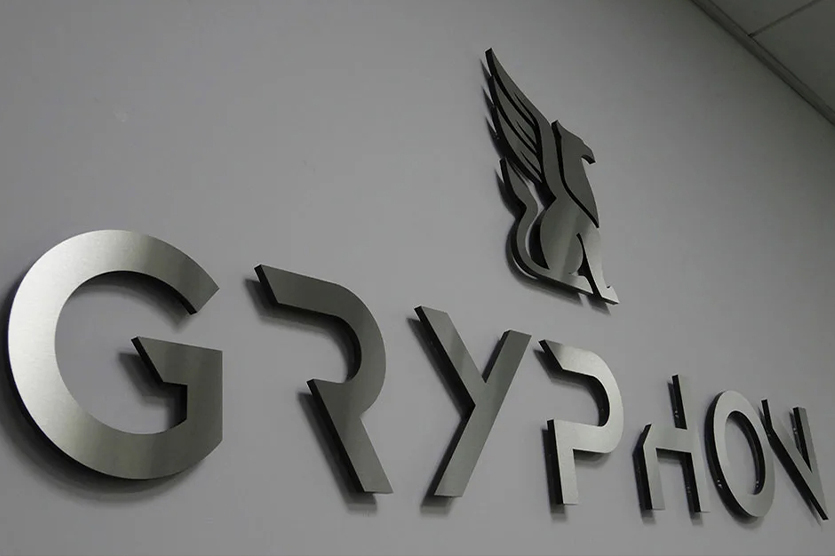 Зеркальная поверхность букв требует более тщательного ухода. На ней легко остаются отпечатки пальцев и пыль, но в то же время, она легко очищается. Неглубокие царапины можно попытаться заполировать. Для этого используются специальные полировальные пасты и мягкие ткани.