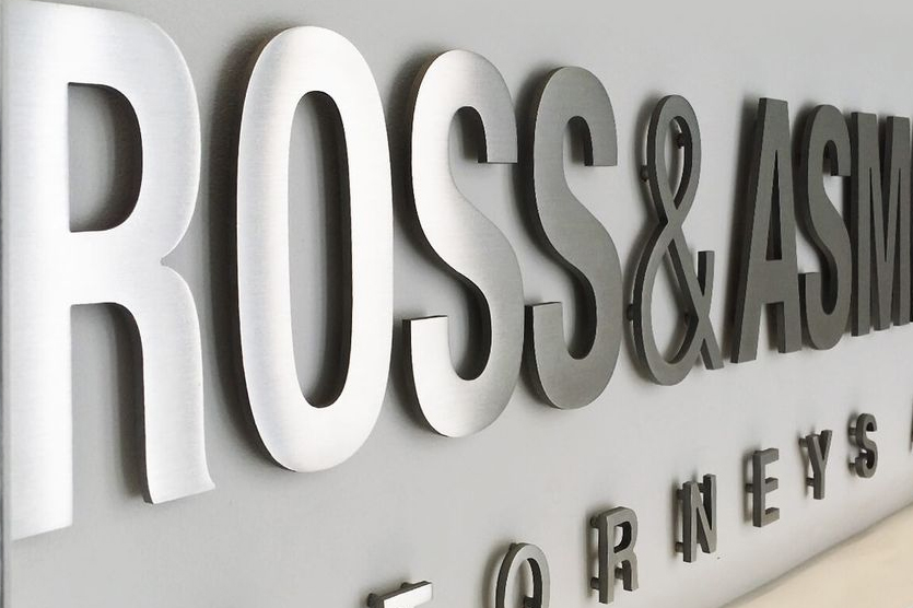 Металлические буквы изготавливают из разных материалов. Алюминий легкий и коррозионностойкий, как и оцинкованная сталь. Нержавеющая сталь выглядит премиально и устойчива к агрессивным средам. Латунь с золотистым отливом востребована в классических решениях