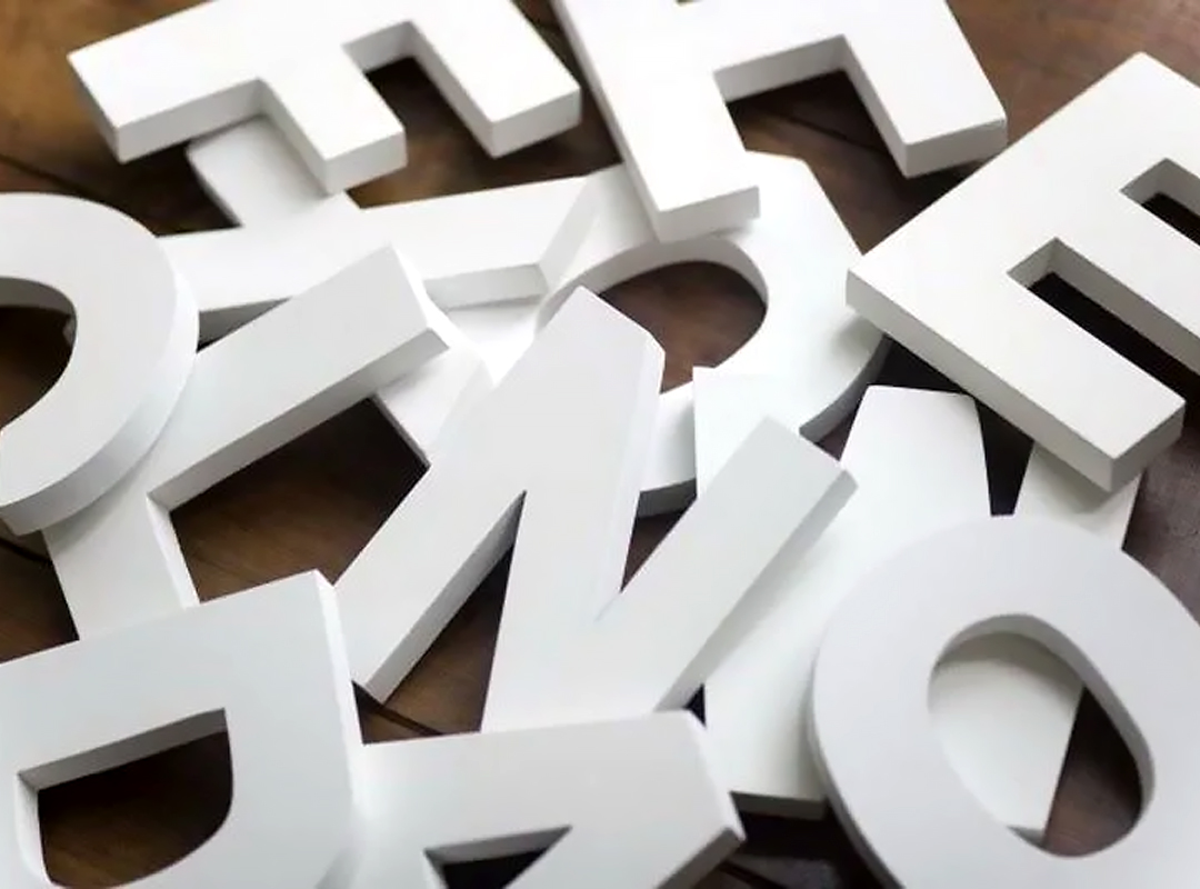 Несветовые объемные буквы обычно изготавливают из ПВХ пластика, металла и пенопласта. Элементы букв вырезают на фрезерном или лазерном ЧПУ станке, а  затем соединяют клеем или сваркой, если это металл