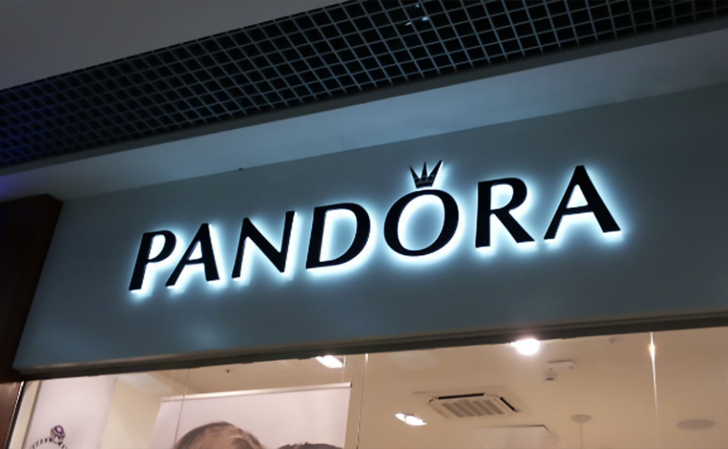 Слишком редкое расположение LED-модулей создает эффект «пунктира», а слишком частое приводит к перегреву и преждевременному выгоранию светодиодов. При этом плотность зависит не только от размера букв, но и от мощности светового потока.