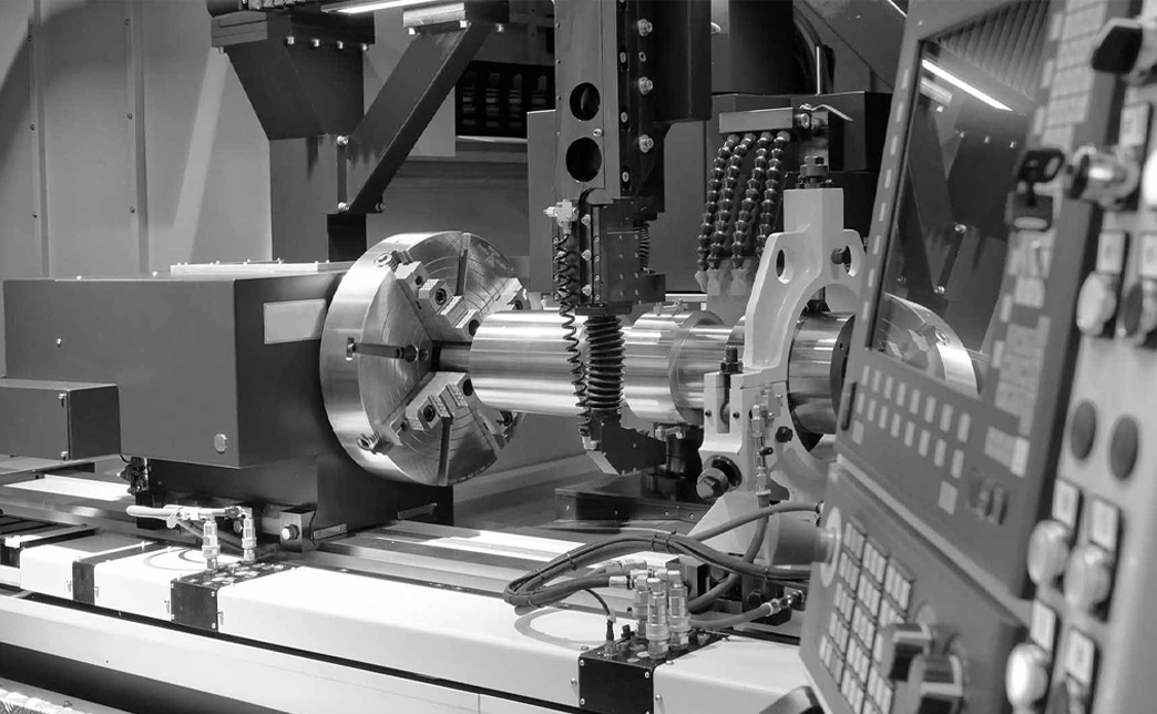 Для создания частей букв используется высокоточное ЧПУ оборудование. Фрезерный станок вырезает конструкционные элементы по чертежу, внесенному в программу, с минимальной погрешностью. Может понадобиться только небольшая финишная отделка краев для удаления заусенцев