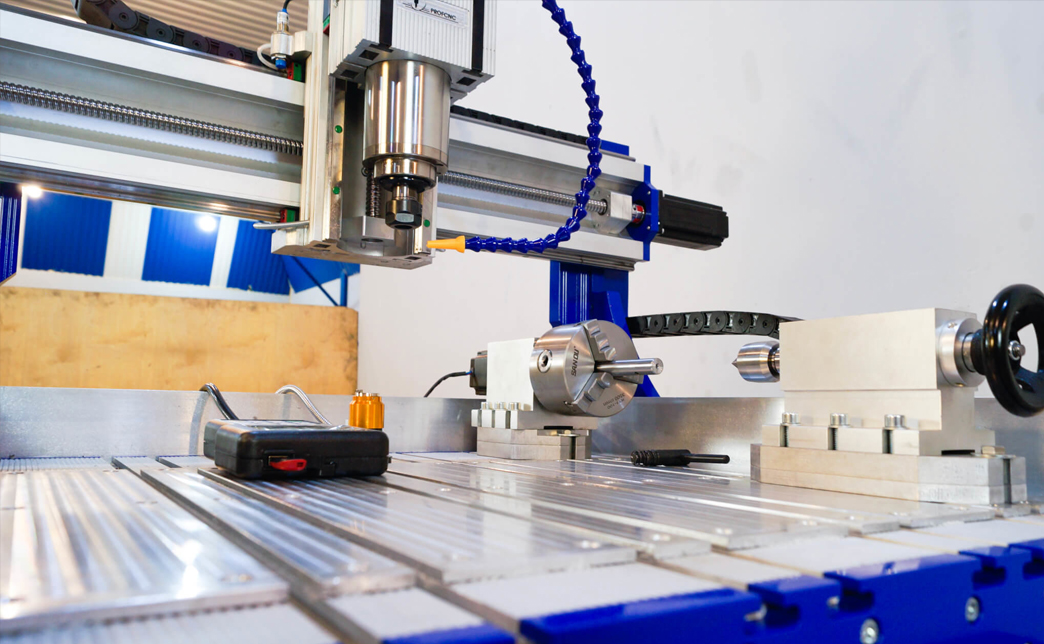 Современные станки с числовым программным управлением автоматизируют производство букв, обеспечивая высокую точность и повторяемость изделий.