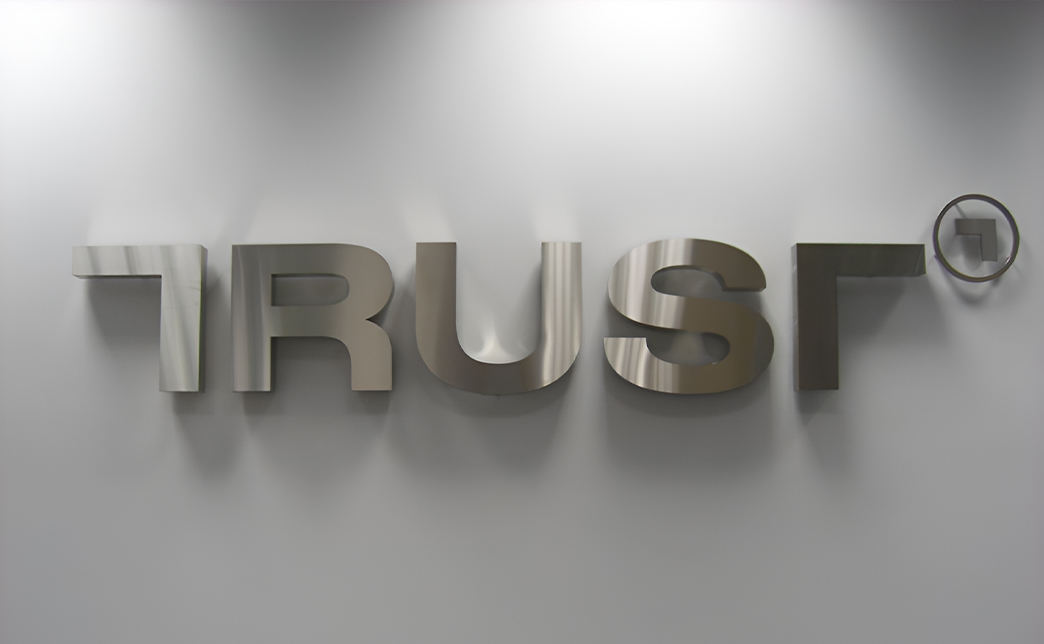 Проектирование объемных букв из алюминия начинается с точного цифрового макета, созданного в САПР-программах, например, AutoCAD. При разработке проекта учитывают все размеры и пропорции, чтобы обеспечить точное соответствие готового изделия требованиям и снизить риск ошибок при производстве и монтаже.