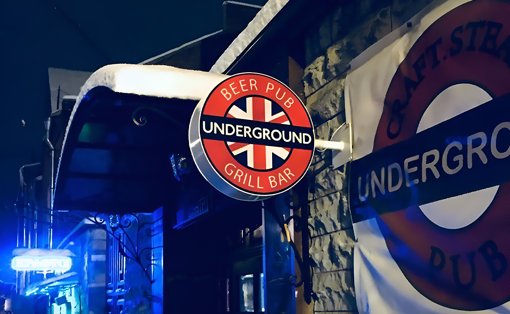 Консольные лайтбоксы монтируют на фасады и стены перпендикулярно, используя кронштейны. Двусторонние тонкие панели подвешивают к потолку или другим горизонтальным плоскостям на высоте.