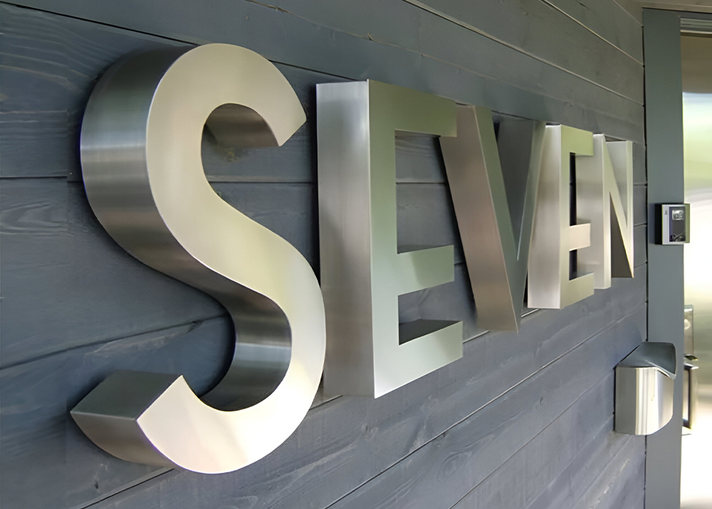 Если конструкция из металлических объемных букв в Петрозаводске не нарушает технических требований, которые предъявляют власти, ей не нужно согласование. Это касается размера и расположения вывески на фасаде. В других населенных пунктах вывеску надо согласовать по подготовленному проекту.