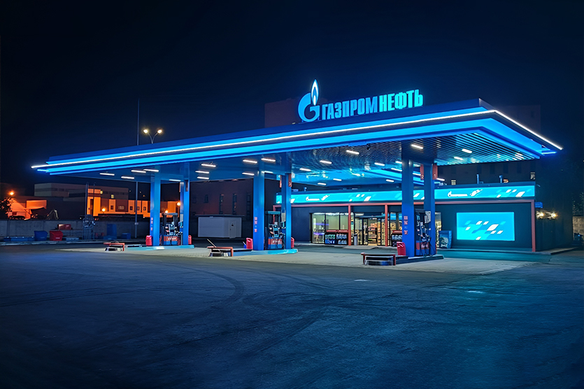 Крупные нефтяные компании (например, «Лукойл», «Роснефть») имеют брендбуки, и дизайн оформления их станций должен строго соответствовать стандартам. Любые отклонения в дизайне таких станций требуют предварительного согласования.