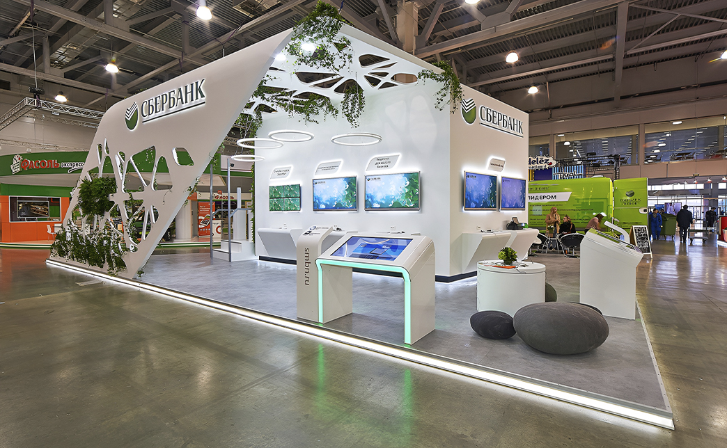 Легкие модульные стенды удобно перевозить и быстро собирать на месте. Для транспортировки габаритных конструкций необходим специальный транспорт и монтажная бригада.