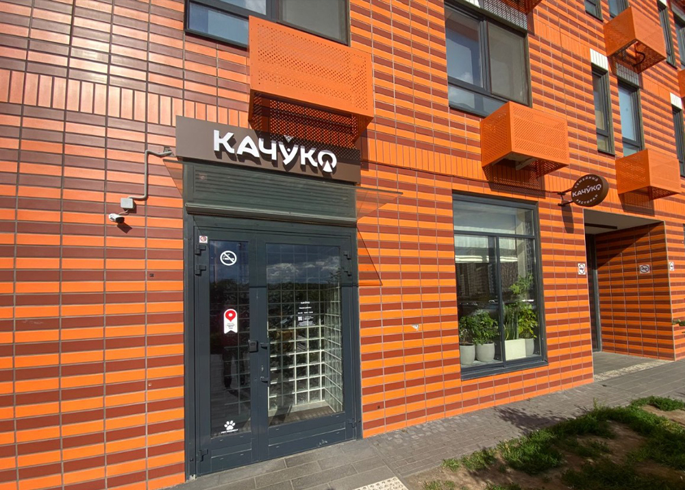 Профессиональный монтаж предполагает расчет ветровой нагрузки, применение прочных металлических каркасов и анкерных болтов, а также проверку устойчивости конструкций. Это исключает риск падения и поломки вывески.