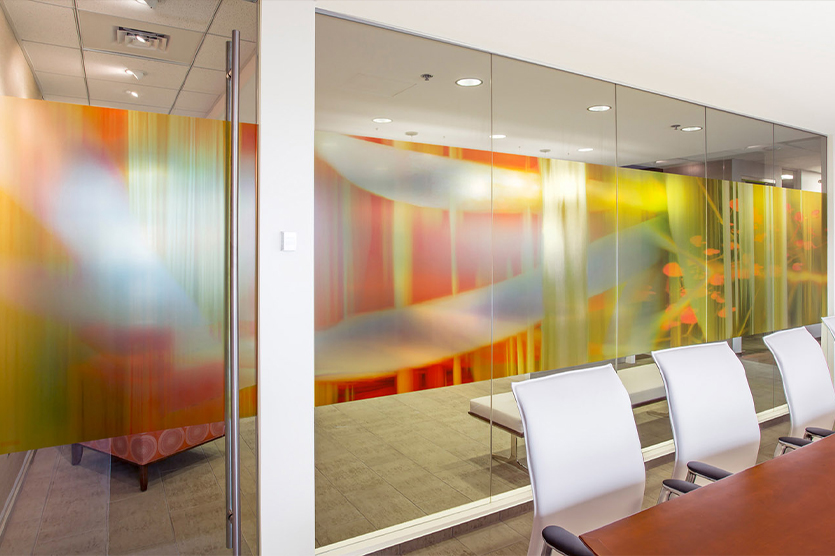 УФ-печать возможна на материале толщиной от 4 до 19 мм, включая закаленное стекло, ламинированное и гнутое (моллированное). Так можно наносить печать на фасады, перегородки и сложные криволинейные поверхности.