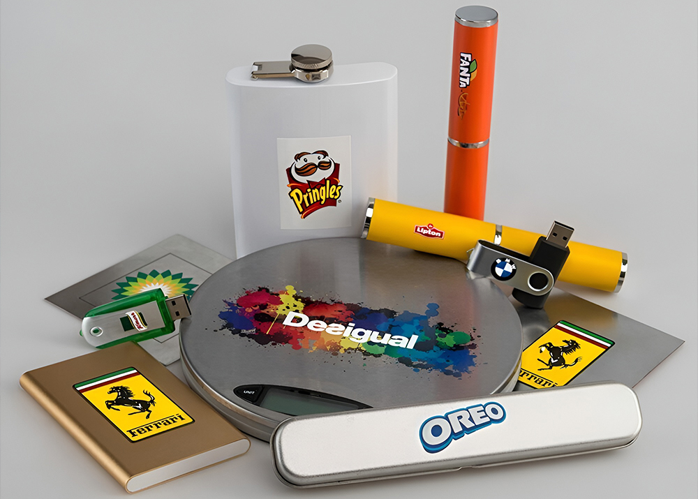 Стоимость единицы продукции снижается с ростом тиража из-за фиксированных затрат на подготовку. Для расчета цены уточните заранее планируемый объем, сроки и дополнительные опции — упаковку, срочность и т. д. Оптовым заказчикам обычно предоставляются индивидуальные скидки. 