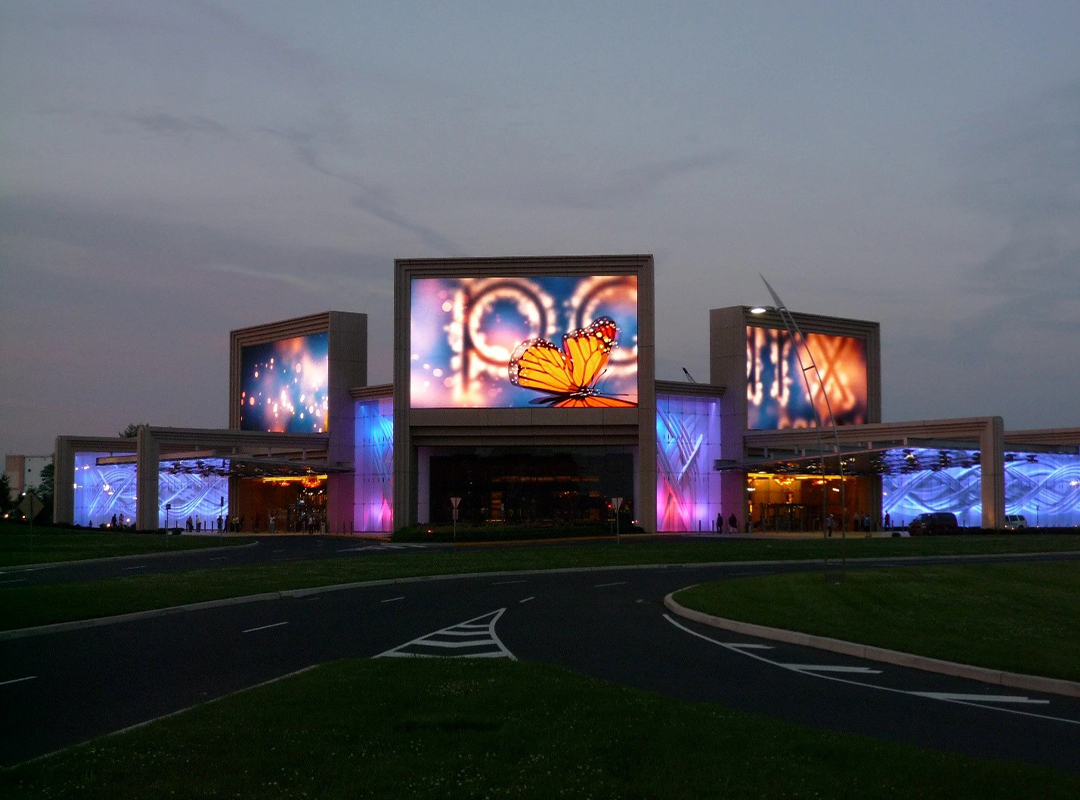 Средний срок службы светодиодного экрана составляет около 100 000 часов непрерывной работы. Это больше 10 лет эксплуатации. Минимальный срок до первого серьезного обслуживания — 50 000 часов.