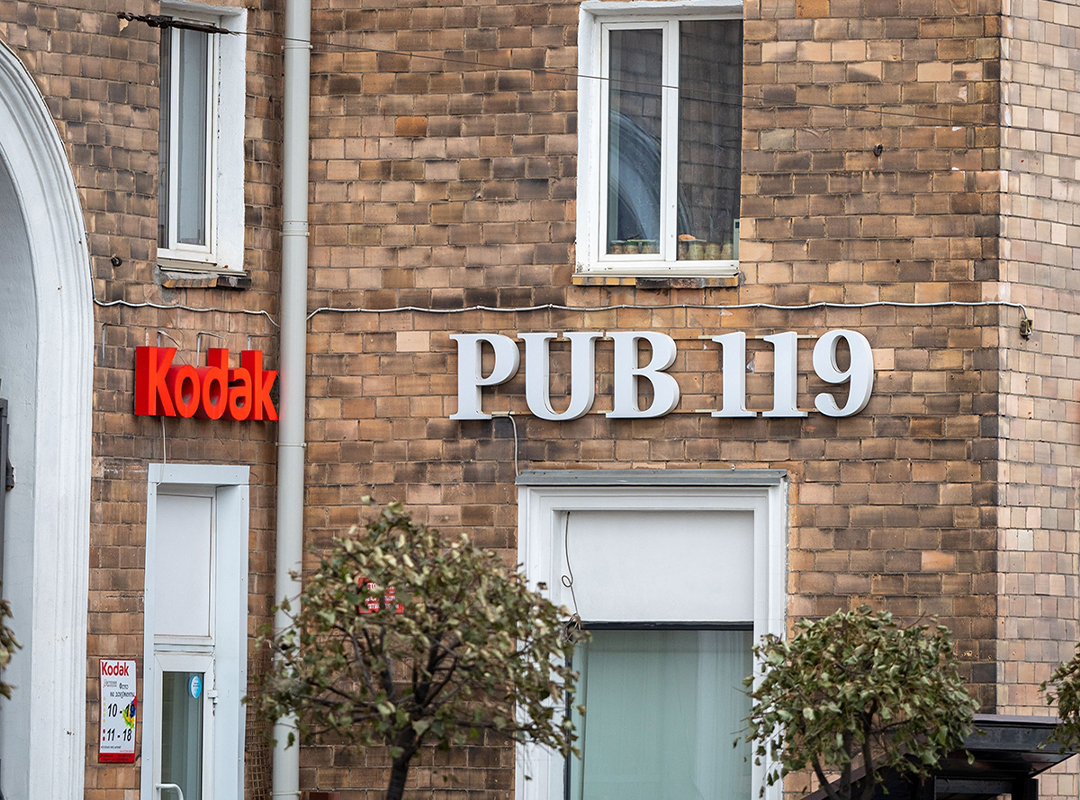 Если вывеска простая, согласование может занять пару недель. Но если объект расположен в охранной зоне или требует дополнительных экспертиз, процесс может затянуться на два месяца.