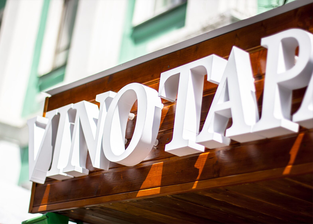 Как правило, на вывесках разрешено указывать название организации, режим работы и вид деятельности. Использование телефонов, адресов сайтов и рекламных слоганов ограничивается размером, форматом или расположением на вывеске. Несоблюдение правил может привести к штрафу или демонтажу.